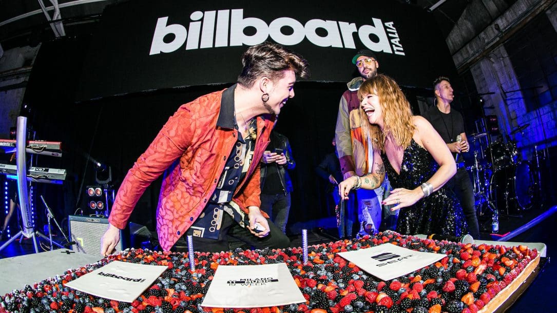 Il momento del taglio della torta del secondo compleanno di Billboard Italia