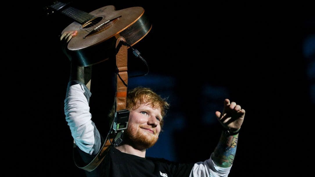 Ed Sheeran, nel nuovo video mostra l'amore per 12 coppie provenienti da tutto il mondo. Credits Sergei Bobylev\TASS via Getty Images