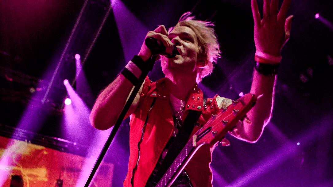 Derick Whibley dei Sum 41 durante il concerto alla Lotto Arena di Anversa