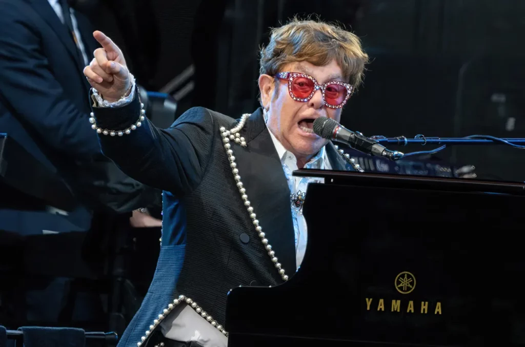Elton John defends fan from concert security
